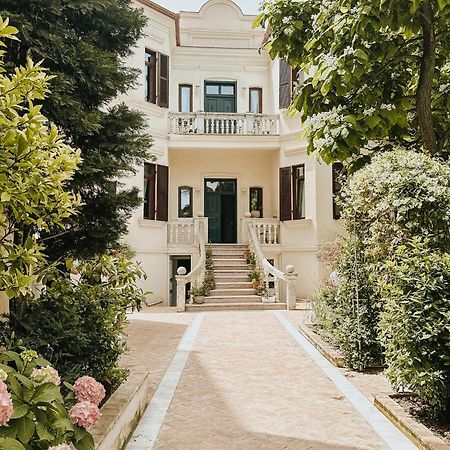 Seven Cafe & Hotel Pogradec Bagian luar foto