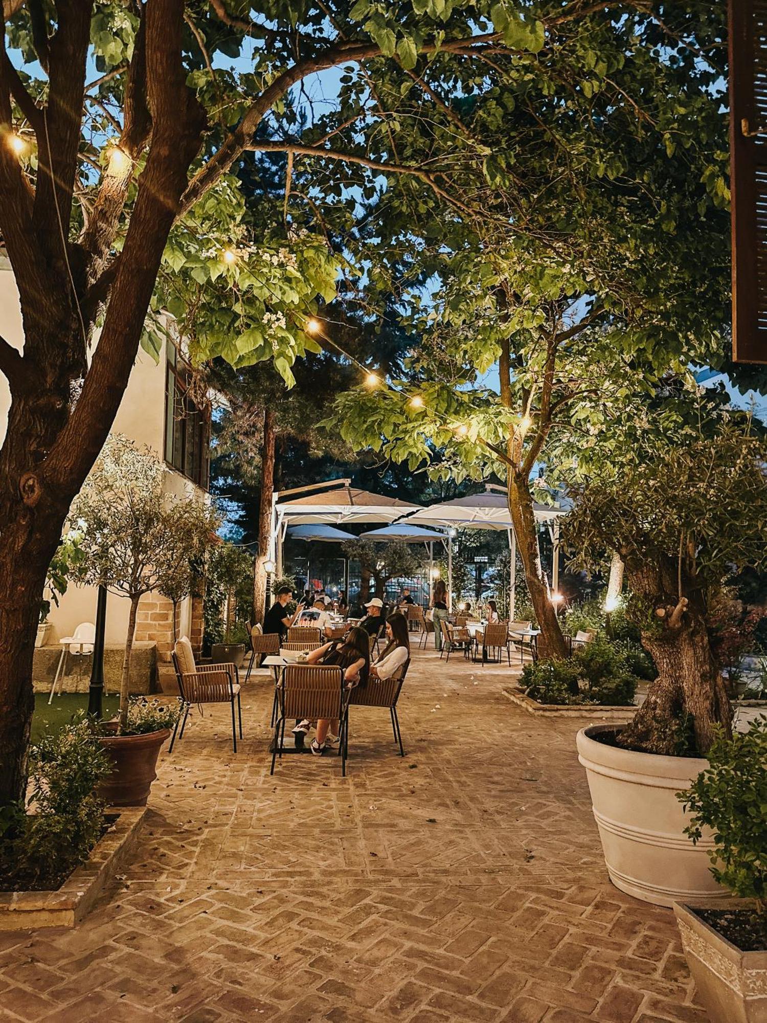 Seven Cafe & Hotel Pogradec Bagian luar foto